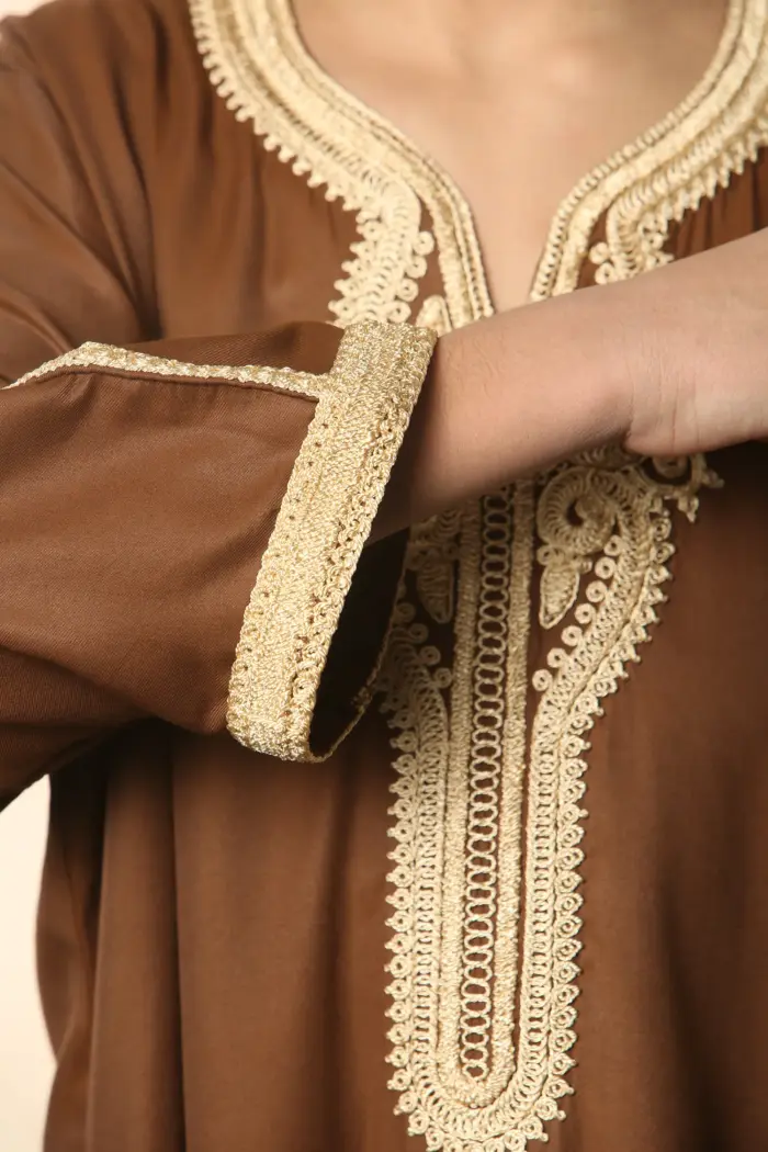 HM60 - Boys Brown Moroccan Thobe Short Sleeve Embroidery Gandoura - Image 5